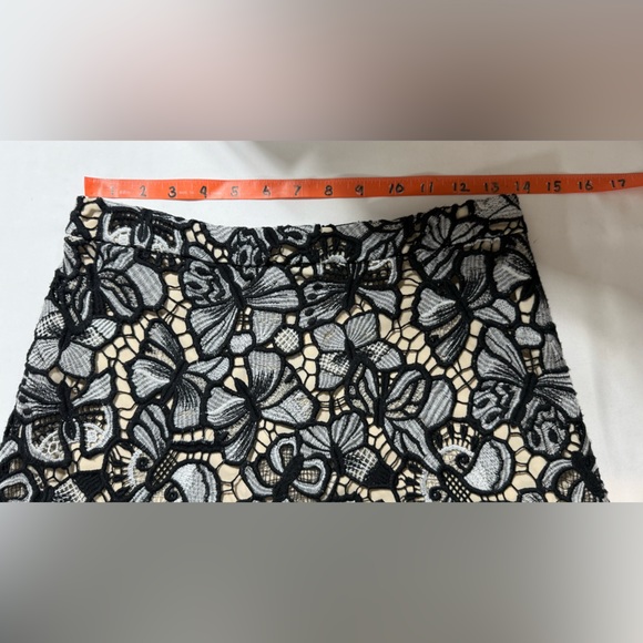 ALICE + OLIVIA Black and White Butterfly Lace Mini Skirt size 4 - Picture 13 of 14